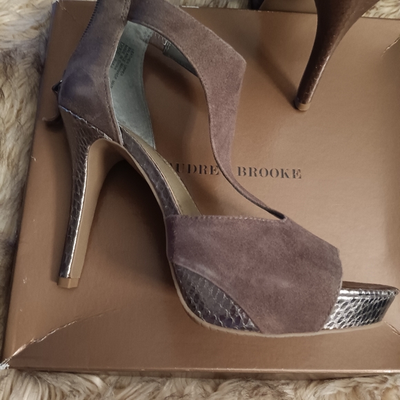 AUDREY BROOKE taupe heels - Picture 2 of 2